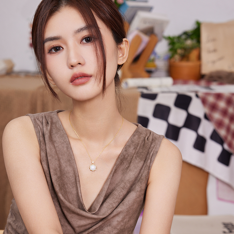 周六福项链女花环月光链坠S925银黄金色轻奢送女友圣诞礼物 - 图2
