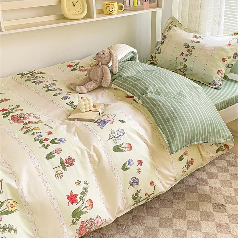 Three piece single sheet set on the bed of college dormitory - 图1