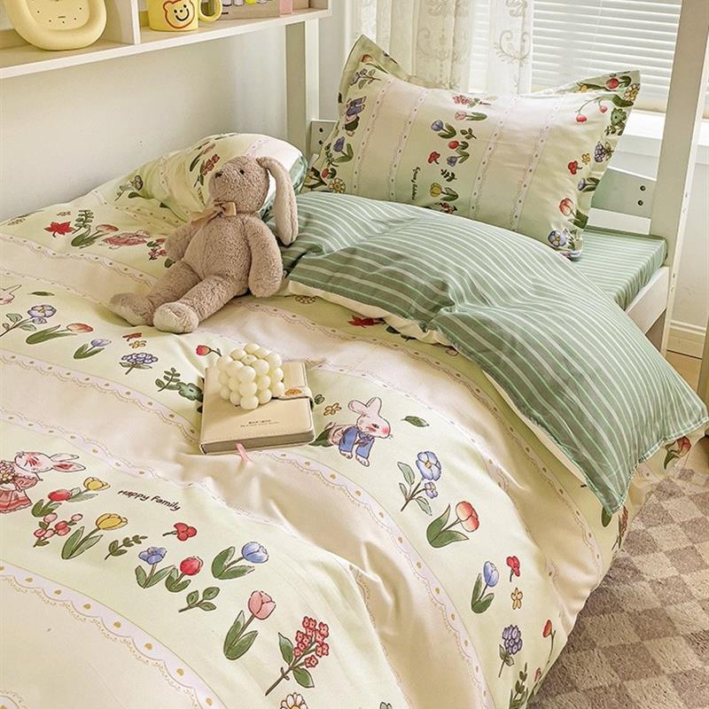 Three piece single sheet set on the bed of college dormitory - 图0