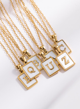 欧美新款字母贝壳项链 轻奢高级感18K金方牌英文字母吊坠钛钢项链