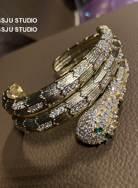 重工!金色宽版灵蛇开口手镯女蛇形高级感配饰蛇骨微镶满钻奢华