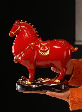 马到成功摆件陶瓷红色招财马工艺品创意中式客厅办公室家居装饰品