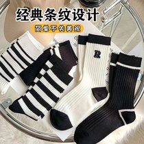 Minimalist black and white female midbarrel socks dinghy outside wearing net red striped letters Autumn and winter Korean tether stockings Sox