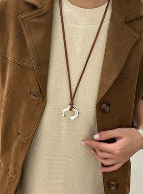 24年春夏新款棕色皮绳项链抽象人体银色吊坠毛衣链小众轻奢锁骨链