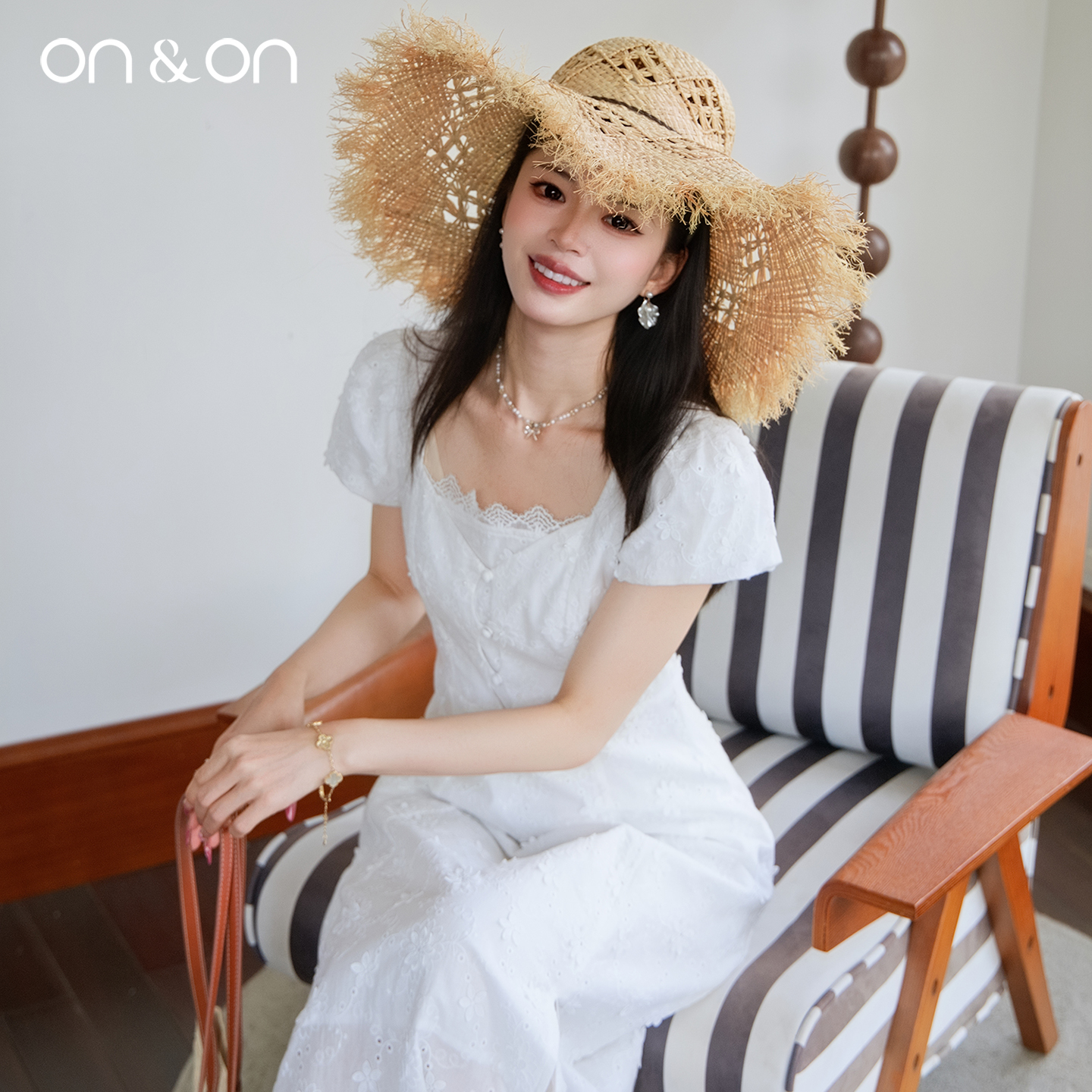 ON＆ON/安乃安2025夏季新款法式方领甜美气质收腰白色廓系连衣裙 - 图3