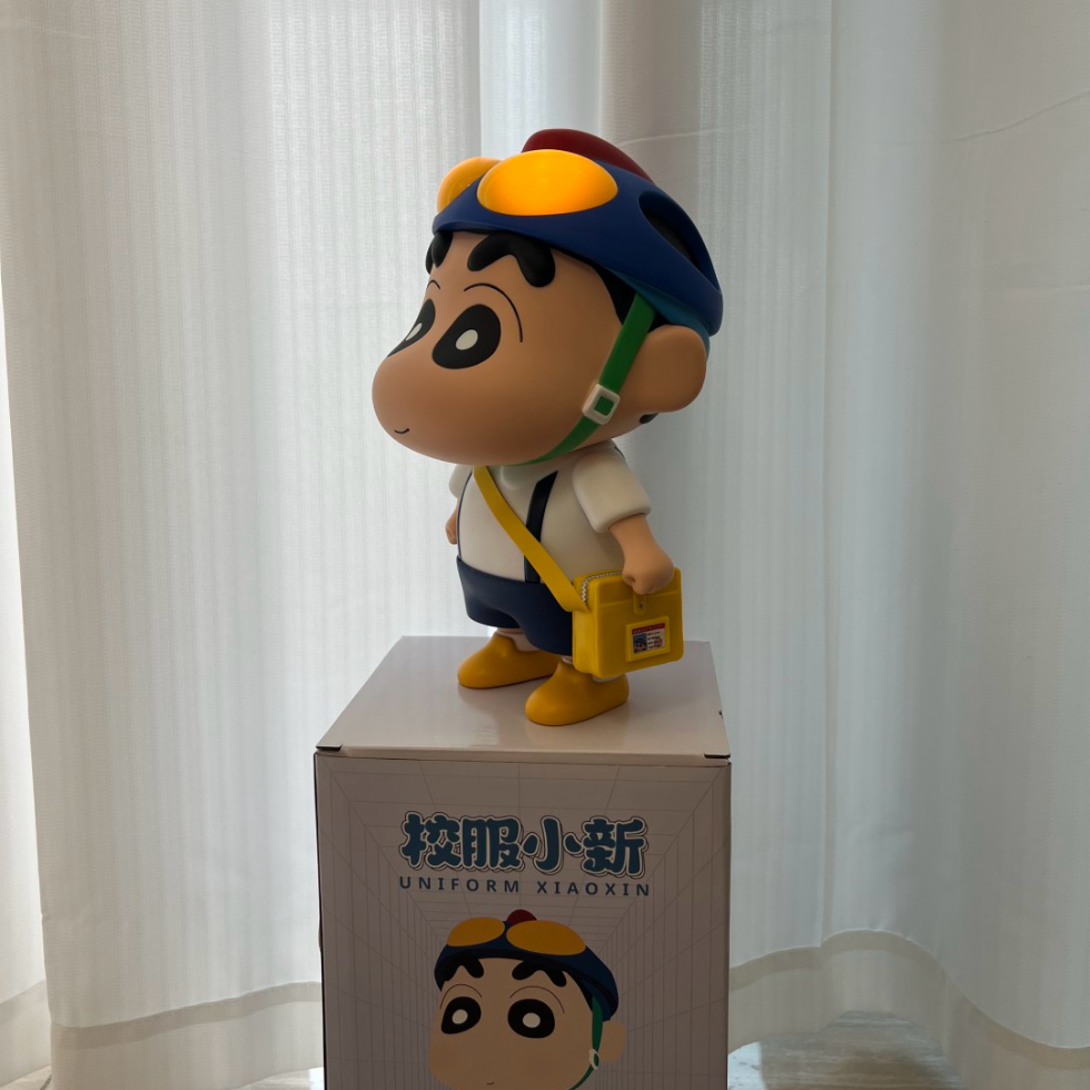 Crayon Shin-chan's school uniform, dynamic Superman 25cm doll model, cute desktop case decoration