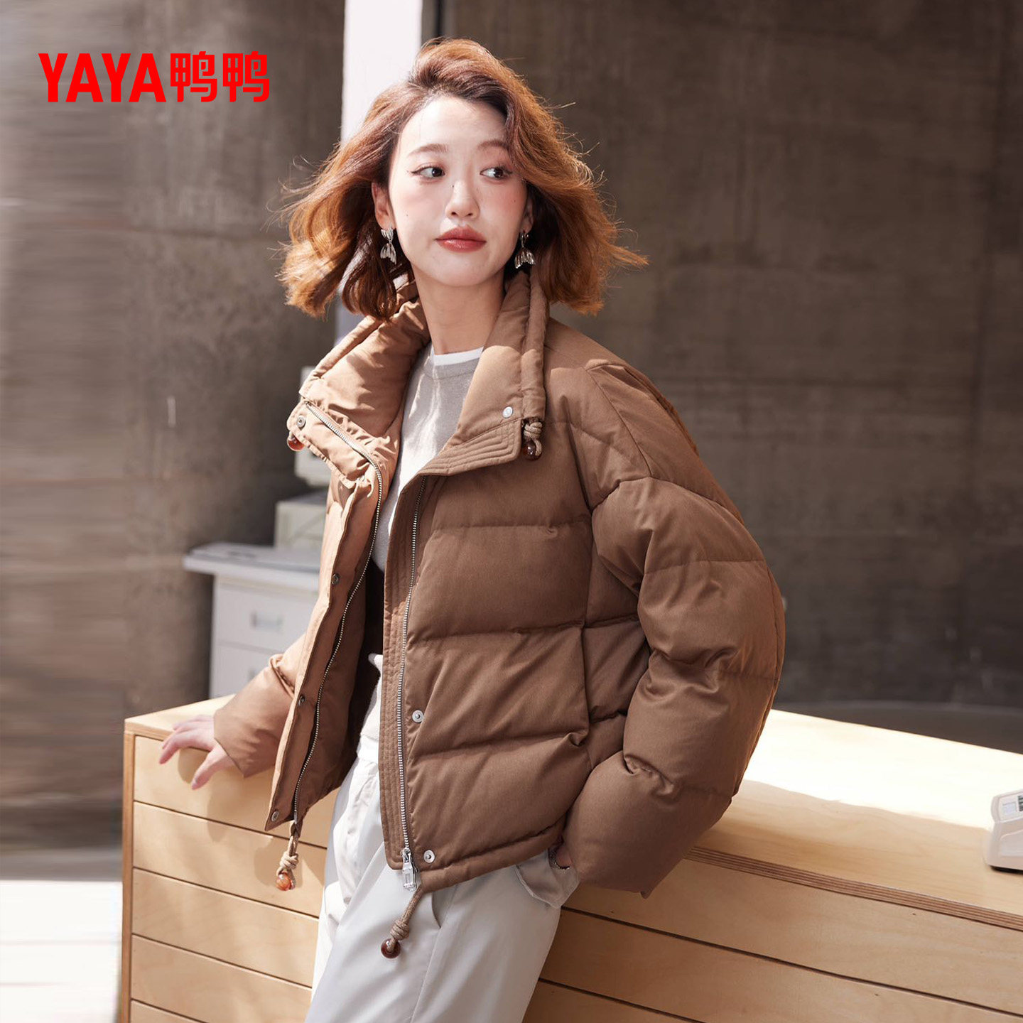 鸭鸭2025新款女士短款气质90鸭绒时尚休闲百搭立领羽绒服外套,淘宝优惠券,粉丝福利购,淘宝优惠卷