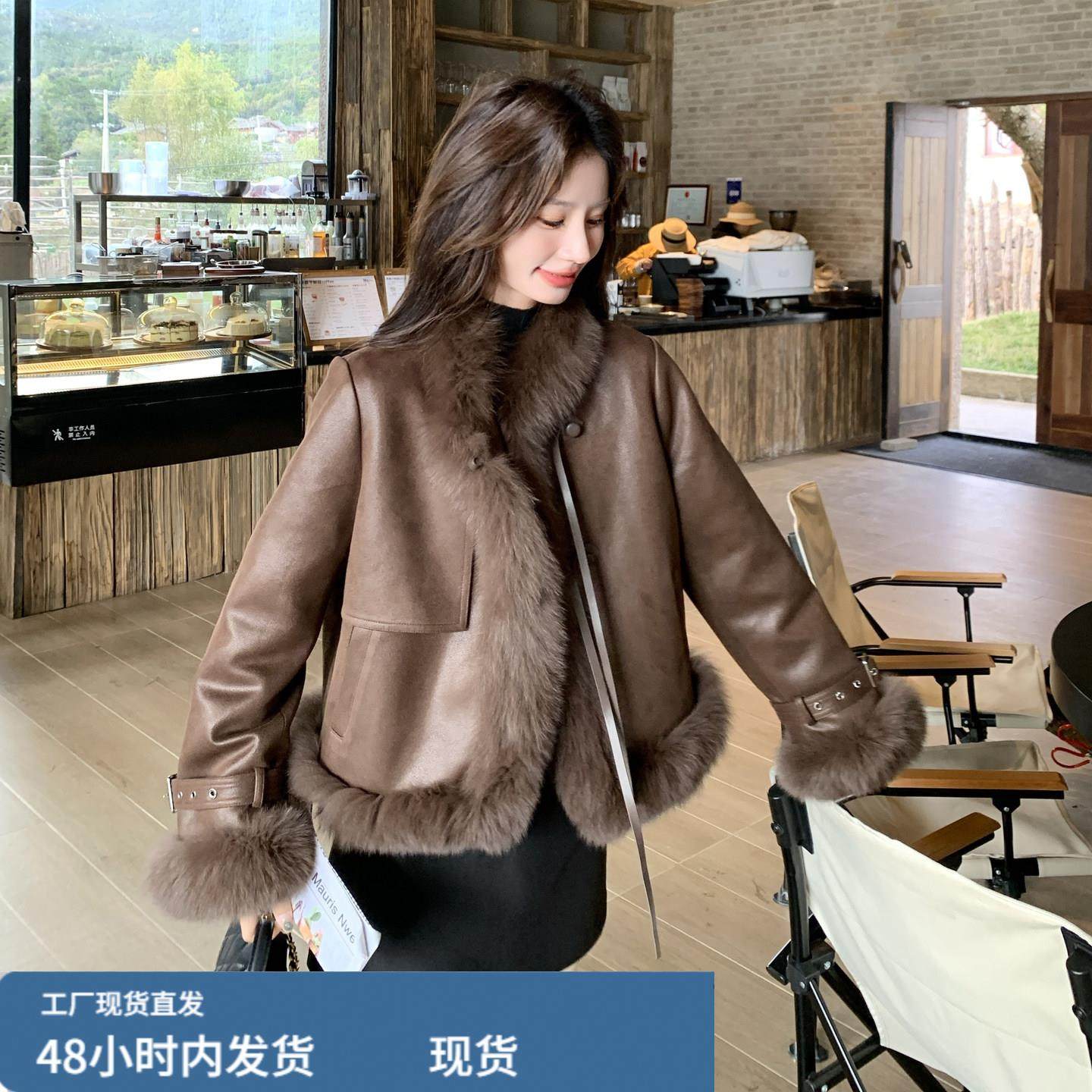 美拉德狐狸毛领拼接PU皮羽绒服女短款2025冬轻奢高级感白鸭绒外套,淘宝优惠券,粉丝福利购,淘宝优惠卷