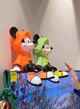 风衣米奇坐姿摆件客厅电视柜装饰