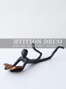 现代抽象人物看书雕塑摆件样板房酒店电视柜客厅玄关书房铁艺术品