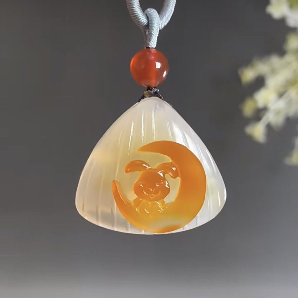 中国工艺天然玛瑙掌上明珠贝壳吊坠生肖猪挂件俏色贝壳吊坠送儿子 - 图0