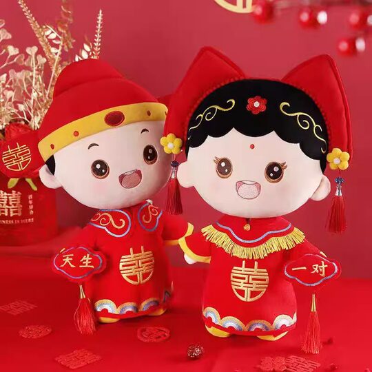 A pair of bed press dolls as wedding supplies for the newlyweds