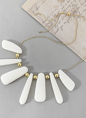 欧美风情白色亚克力扇形项链