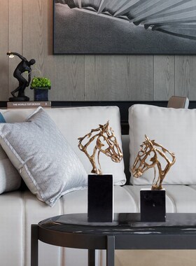 现代轻奢摆件玄关客厅装饰品x样板间书柜抽象金属中式镂空马头摆