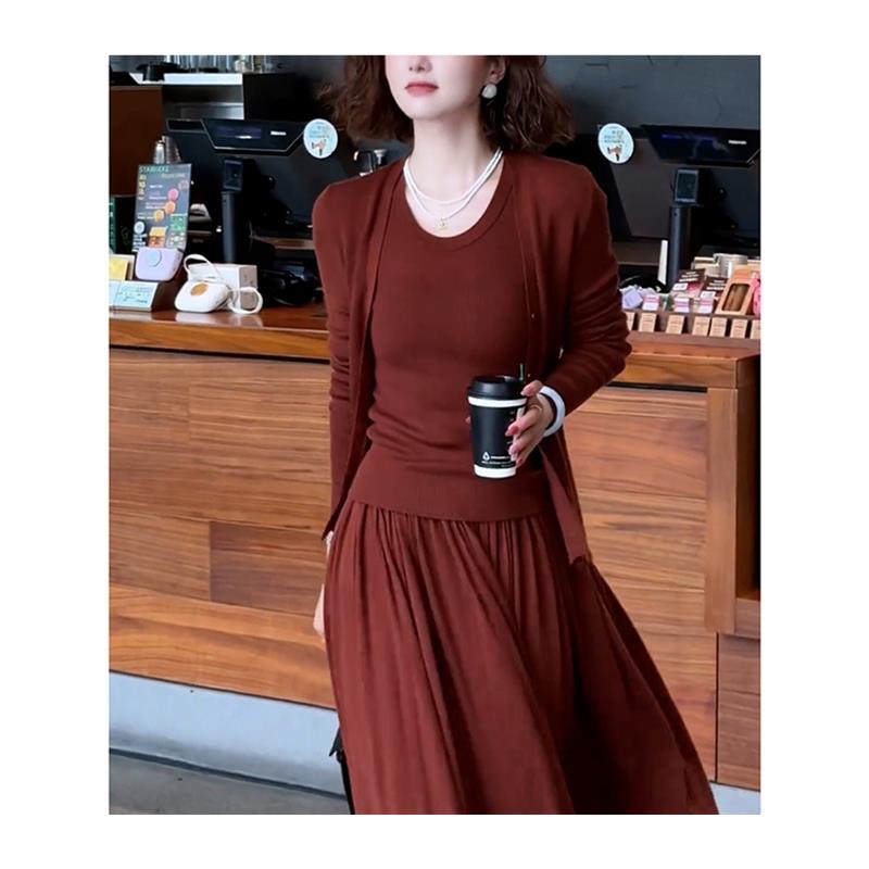 早秋流行小个子穿搭轻奢高级感大方得体砖红色针织背心连衣裙套装 - 图3