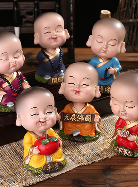 小财神摇头和尚摆件可爱禅意小沙弥车载车内装饰品办公室桌面摆设
