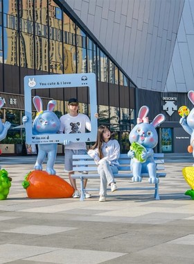 户外卡通兔子玻璃钢m雕塑景观网红商场店铺售楼美陈公园装饰大摆