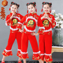 New Years Day plays out to the stage Festive Young Children Open Door Red Beating Drum Seedlings Dancing and Dancing Costumes and Singing Stage Show Costumes