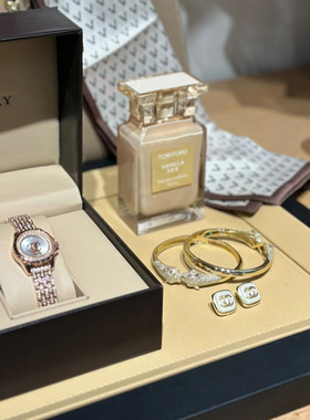 简约现代轻奢衣帽间女士梳妆台售楼处饰品组合香水高跟鞋首饰搭配