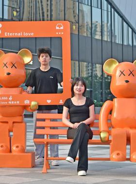 网红kaws大摆件芝麻街公仔玻璃钢雕塑暴力熊坐姿奶茶店铺打卡装饰