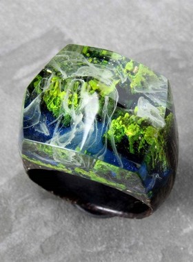 森林环 - 木质树脂环。戒指内的秘密世界。女士木戒指。树脂饰品