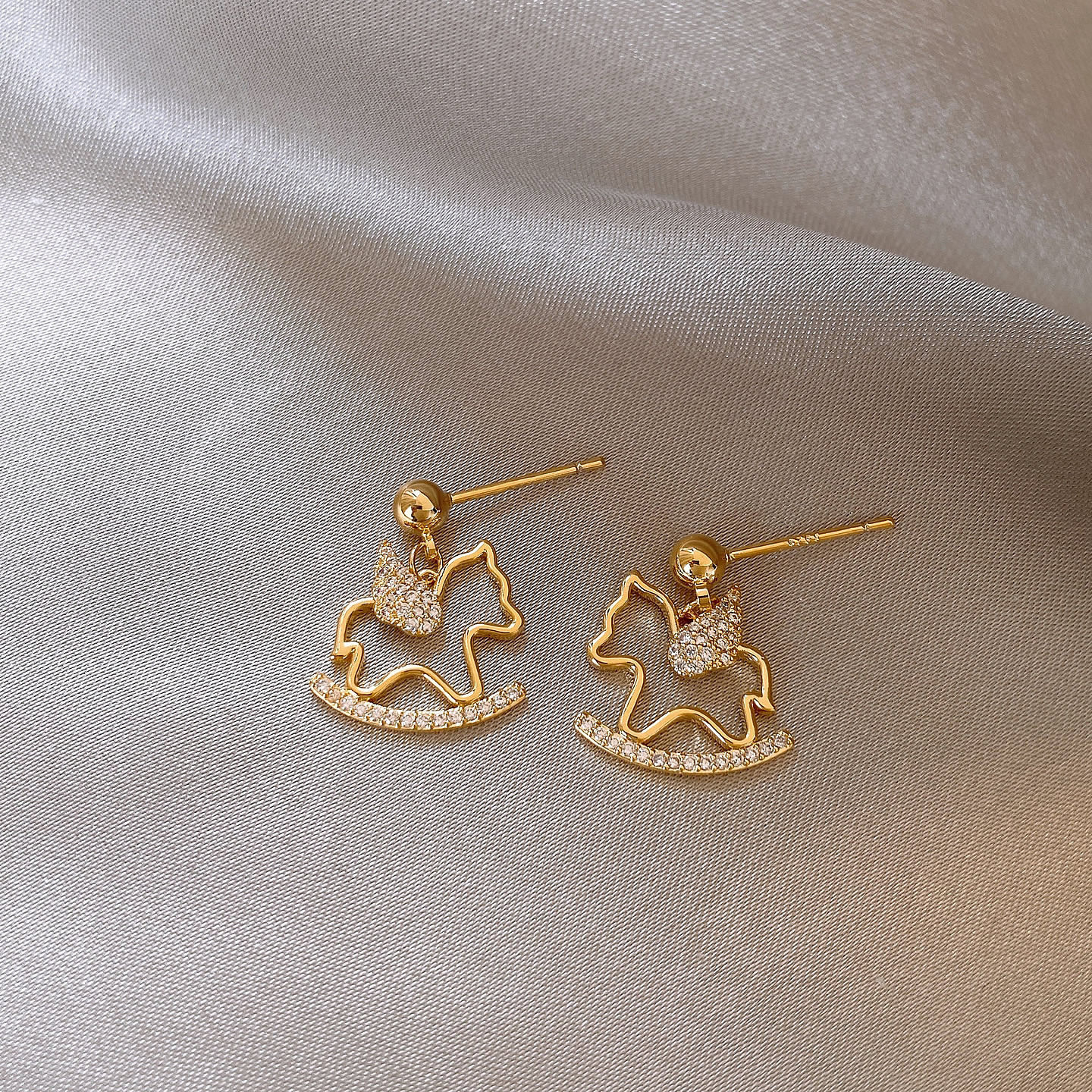 2026新款镶钻金色小马耳环女感轻奢新年耳钉气质精致百搭耳饰,淘宝优惠券,粉丝福利购,淘宝优惠卷