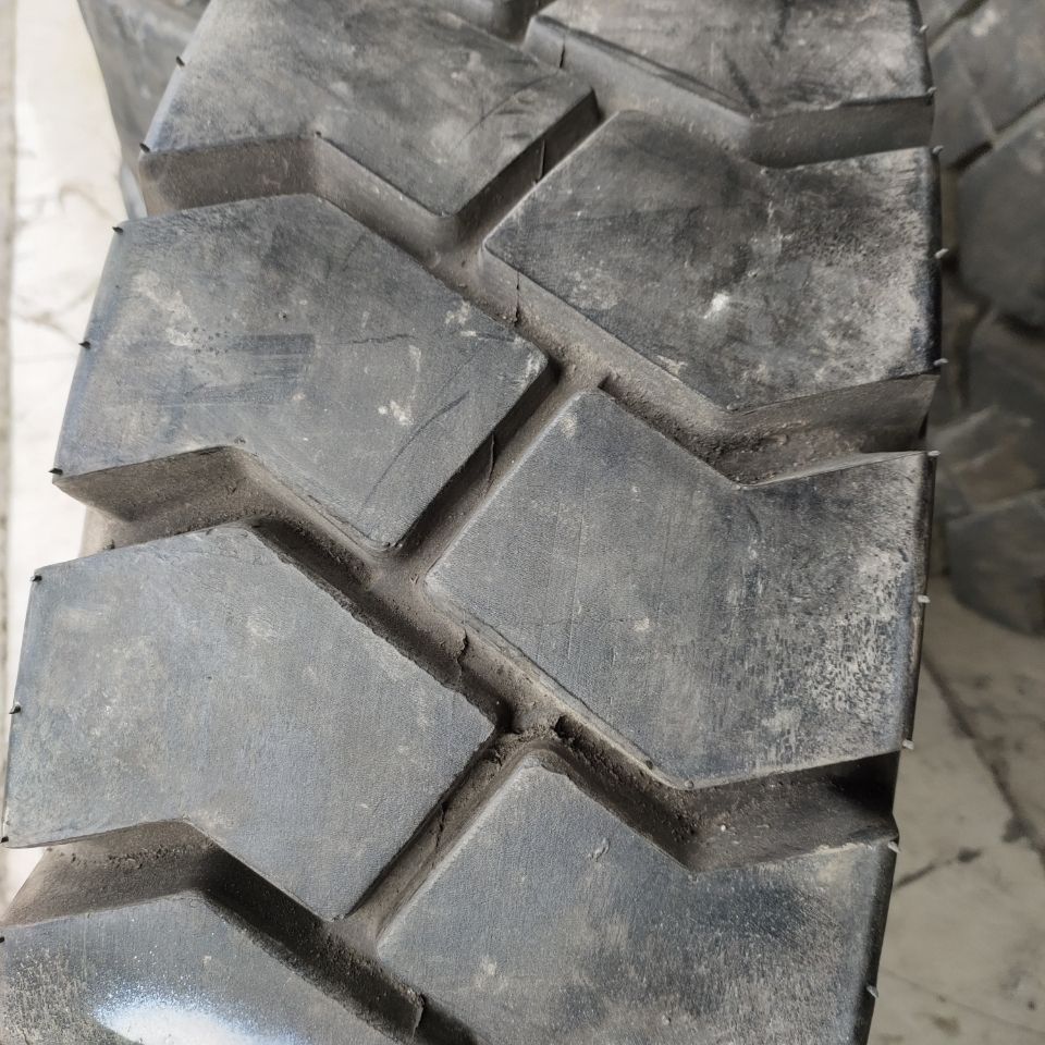 二手叉车轮胎实心 充气28*9-15 前轮 后轮650-10 - 图0