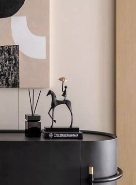 高级感玄关客厅摆件轻奢s高档雕塑马酒柜电视柜办公室桌面软装