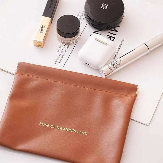 Automatically close portable lipstick makeup bag