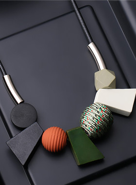 2021年新款个性短款皮绳小裙子项链女秋冬小众装饰毛衣链衣服配饰