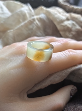 和田玉新疆且末糖白直切戒指内径16.1宽9.8厚3.7平时10码包容草花