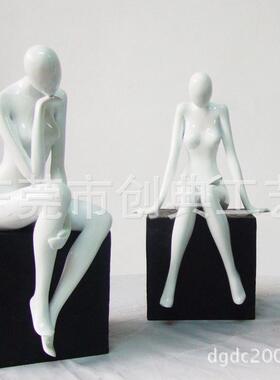 欧式现代人物摆饰踢球人物摆件书房家居办公装饰书靠书立书档