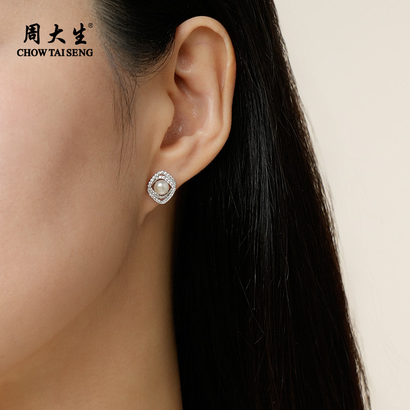 周大生交错菱形珍珠耳钉扁圆珍珠强光泽时尚简约耳饰女5-5.5mm,淘宝优惠券,粉丝福利购,淘宝优惠卷