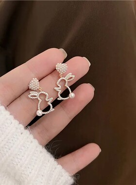 兔子珍珠耳钉女小众设计高级感轻奢气质百搭通勤宴会吸睛职场耳饰