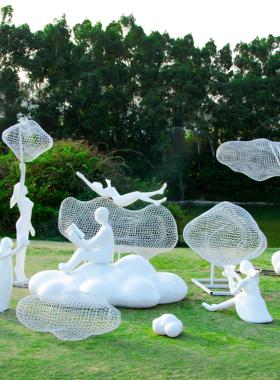 户外大型不锈钢镂空云朵雕塑公园景区售楼玻璃钢人物草坪装饰摆件