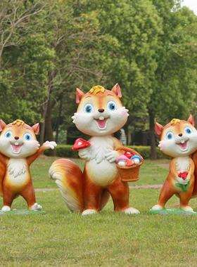 户外卡通松鼠雕塑园林景观幼儿园草坪装饰小品玻璃钢公园动物摆件