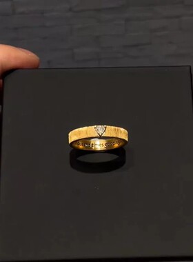 中古黑金色做旧拉丝三角锆石戒指