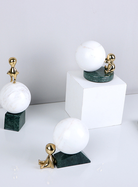 简约现代轻奢金色铜人抱球摆件大理石底座样板间S儿童房家居装饰