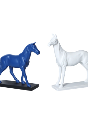 现代北欧简约白色蓝m色动物马摆件样板房书房家居陈设玄关软装饰