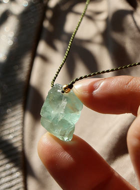 菲珞天然绿萤石原石吊坠女助事业