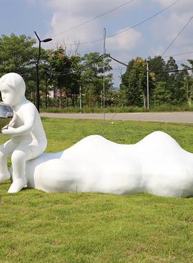 不锈钢铁艺镂空云朵户外景观小品读书人物雕塑小区草坪售楼处摆件