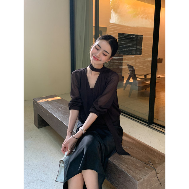 Maven Lin ຄົນອັບເດດ: ສິນທາງປັນຍາເລັກນ້ອຍເບິ່ງຜ່ານຄໍ V-neck feminine ribbon chiffon ເສື້ອສອງສິ້ນຊຸດ