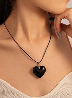 MaisonCleo复古暗黑风喷漆爱心皮绳毛衣链时尚简约小众气质高级感