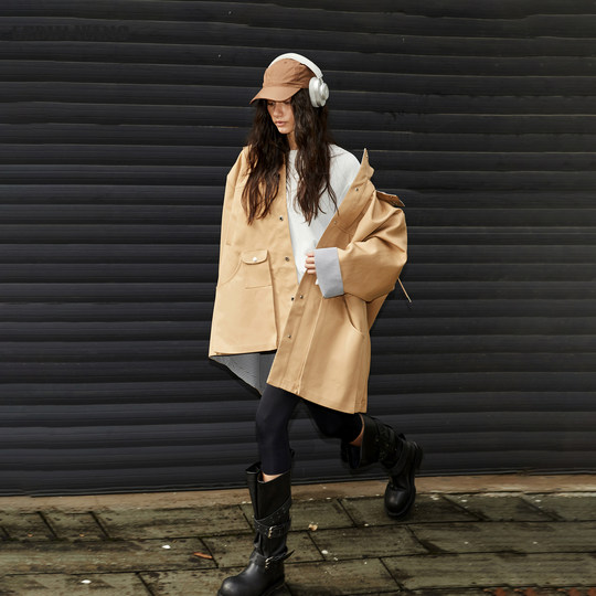 Khakifarbene Windjacke im nomadischen Stil von LEDIMWANG