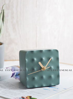 简约现代摆件白色正方形时钟创意摆件现代书房客房卧室摆设小方钟