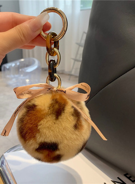 獭兔毛绒球豹纹车挂件