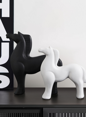 极速现代极简风轻奢黑p白抽象马摆件书柜酒柜客厅样板房间家居软