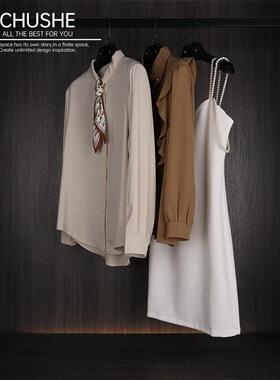 初舍印象 样板间衣帽间衣服驼色女士装饰品摆件衣柜软装现代简约