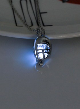 极速欧美万圣节时尚饰品 夜光橄榄球安全帽吊坠P项链配饰 学生礼