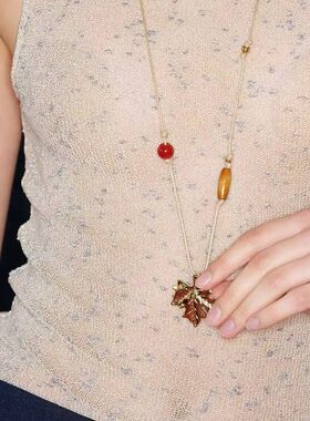 爆款 2025 新款木珠红玛瑙枫叶项链女简约手工串珠编织中长款毛衣